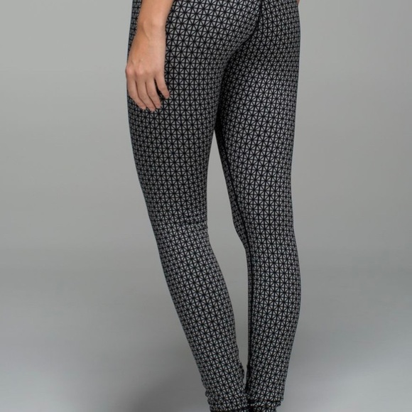 Lululemon Wunder Under Pant *Full-On Luon
Tri Geo Silver Spoon Black - size 6 - Picture 3 of 7